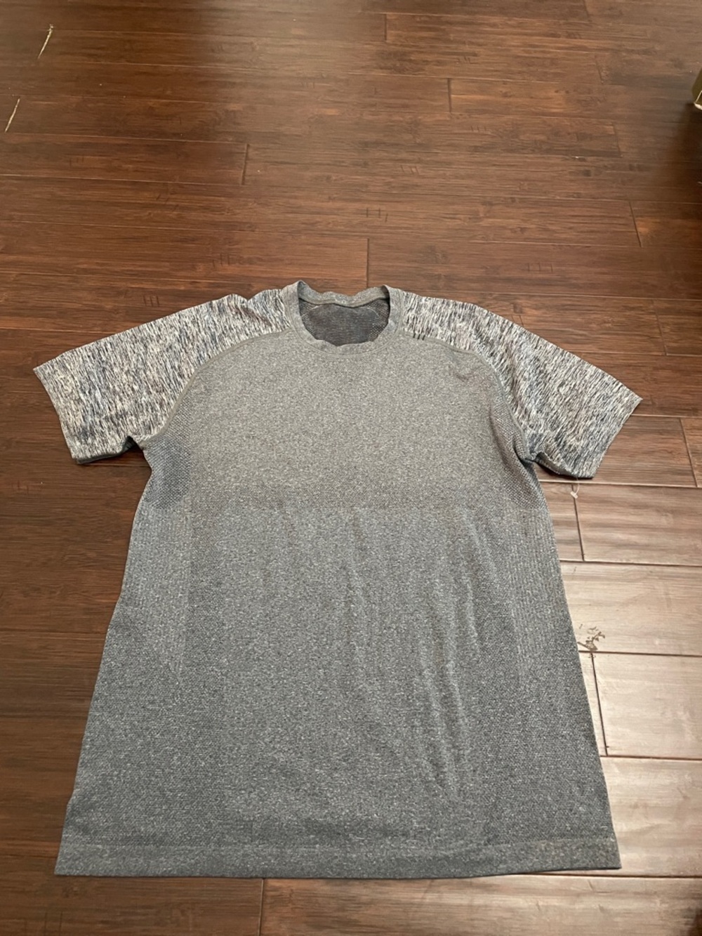 lululemon athletica Men’s Short Sleeve Heathered Gray Performance Tee